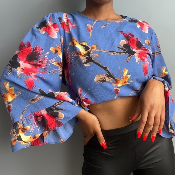 Faith & Joy Floral Bell Sleeve Blouse✨ - Picture 2 of 8